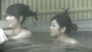 Video HD pembantu Jepun mandi di udara terbuka