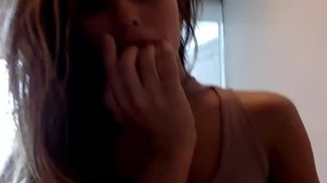 Mladá dievčina sa masturbuje v kancelárii svojej mamy pred kamerou