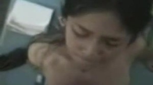 POV video dlakave rumunske amaterske babe koja daje oralni seks