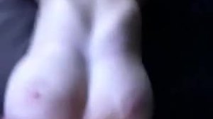 Amatérska tínedžerka s fetišom na nohy sa vyzlieka a sála prsty