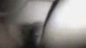 POV videosu, tüylü amatör bir Romanya kızının sakso çektiğini gösteriyor