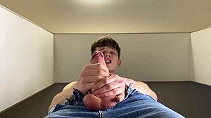 Teenagerský chlapík si honí svoj veľký penis v HD videu