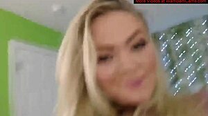 Seksikäs blondi bimbo riisuu ja näyttää isot tissinsä webcam-videolla