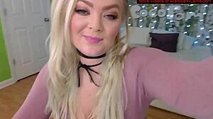 Eine sexy blonde Schlampe zieht sich aus und zeigt ihre großen Titten in einem Webcam-Video