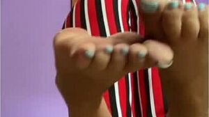 एक रूसी मिल्फ का एक्सक्लूसिव वीडियो जिसमें वह खुद को उंगलियों से उत्तेजित करती हुई दिखाई देती है