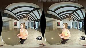 Virtual Reality-Porno mit einer kleinen brünetten Teenagerin in der Küche