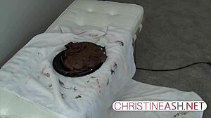 Amerykańska milfka Christineash pokazuje swoje umiejętności masturbacyjne
