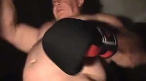 Action de boxe et webcam avec des hommes matures