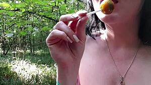 Saftige Muschi wird in High-Definition-Video zum Orgasmus gefingert