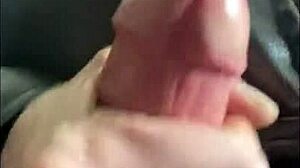 Valtava kyrpä masturboi yksinään korkealaatuisessa videossa