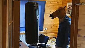 Video HD dari seorang penunggang kuda yang sedang bercinta dengan jalang bodoh
