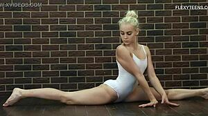Blondinka Tornaszkova pokaže svojo fleksibilnost v solo videu