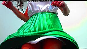 Sensuele zijden rok wordt gevuld met speeksel na een pijpbeurt