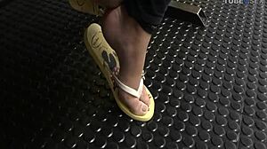 Divertimento con il feticismo dei piedi con una shemale italiana nella metropolitana
