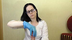 Η ερασιτεχνική ομοφυλόφιλη νοσοκόμα δίνει μια αισθησιακή χειροδουλειά και εκτόξευση