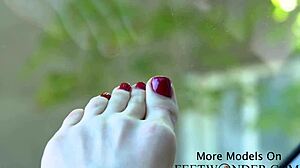 Красиви крака и пръсти във видео за фетиш на краката с обрат