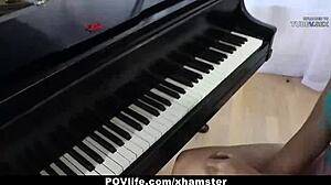 Una calda bruna viene accarezzata e scopata sulle sue piccole tette al pianoforte