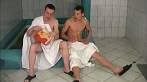 Eine russische Milf mit großen Titten wird heiß und schwer in der Sauna