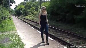 Voetfetisj plezier op de spoorweg