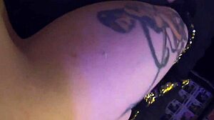 Velike sise i akcija prskanja u karantenskom videu sa tetoviranom devojkom