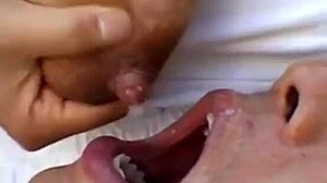 Azijska lepotica se dotika svojih prsi med dojenjem