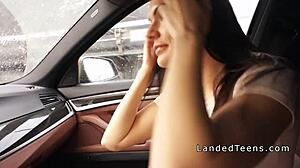 Amaterska brunetka dobi svojo ritko pofukana v avtu