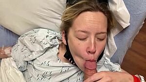 Publiczny seks analny z pacjentem z dużym członkiem i jego dziewczyną w szpitalu