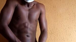 Afrički mišićavi muškarac uživa u solo igri sa svojim velikim kurcem