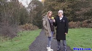 Vidéo HD d'une adolescente européenne qui se fait baiser par un vieil homme