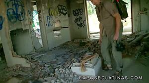 Un gringo este prins în timp ce se fute cu o latină excitată într-o casă abandonată