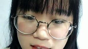 Una sexy colegiala coreana en traje cosplay se muestra en webcam