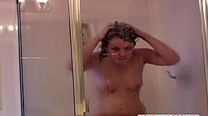 Une adolescente potelée prend sa douche dans son dortoir universitaire