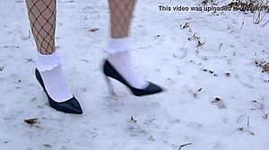 Čipke in nogavice dodajajo dodatek elegance temu snežnemu prizoru