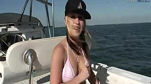 En fræk bådtur med en sexet ung pige, der længes efter ansigtsbehandling og creampie