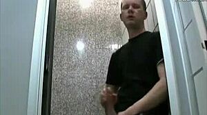 Blowjob Gay Amatir di Toilet Umum