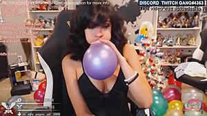 Seksi twitch kızı, canlı yayında mastürbasyon yapıyor ve büyük poposunu gösteriyor