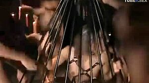 BDSM rob treniran u lateksu i vezanju