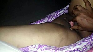 Close-up dari vaginanya yang juicy sedang dihisap dan dientot