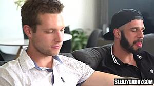 Første gang homoseksuel oplevelse for stedfar og søn i tabu-familievideo