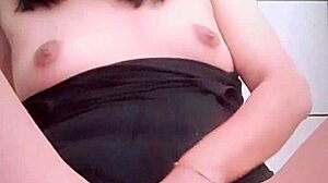 Masturbierende Latina-Freundin in Nahaufnahme ihres engen Arschlochs