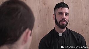Heißer schwuler Teenager wird von einem Priester geschlagen und gefickt