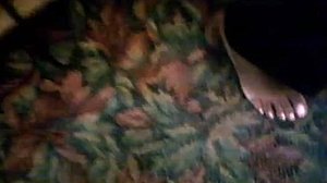 جمال الأسود آشلي بي توماس تظهر أصابع قدميها الوردية