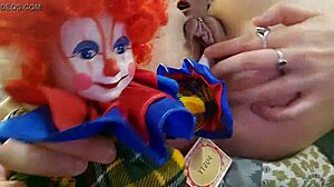 Une rencontre fétiche gay tabou avec une poupée clown
