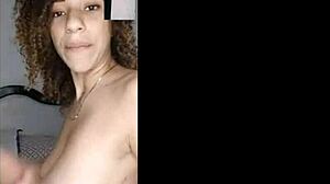 Pantat besar dan payudara alami: Pertunjukan webcam dengan sepupu Kuba