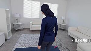 Muslimsk tenåring blir tatt på fersken mens hun er utro mot treneren sin og straffet