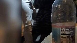 Amateur zwarte MILF wordt betrapt terwijl ze in het openbaar neukt met een fles verrassing