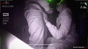 Boquete adolescente em um vídeo de câmera escondida de casal amador