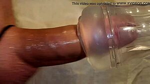 Amaterski nemački momak koristi ledeni cuckold igračku za masturbaciju