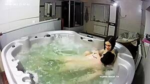 Европейская любительская пара наслаждается чувственной ванной и мастурбацией