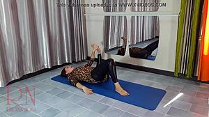 Gymnastická modelka v pančuchách a joga nohaviciach ukazuje svoju pružnosť
